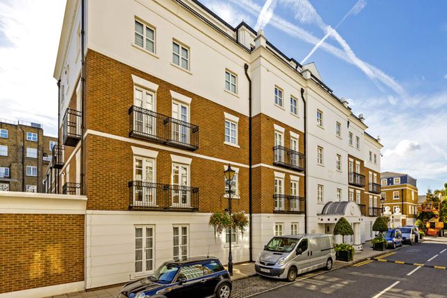 Flat to rent in Juniper Court, Kensington Green, London