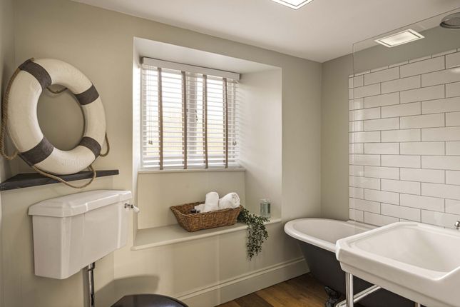 George House, Clarence St, Dartmouth_Family Bathroom