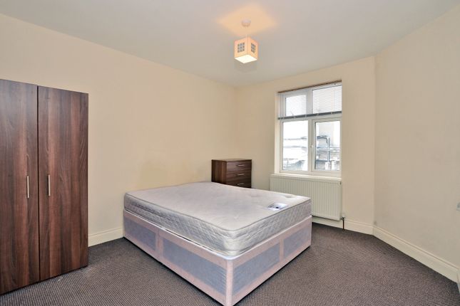 Flat 1, 1 High Street, Surrey photo 4