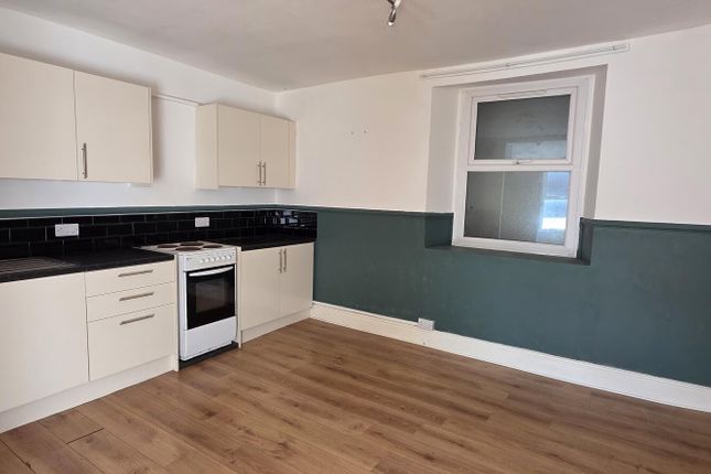 Basement Flat, 7, Alexandra Rd, Torquay photo 2