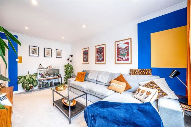 10, Crieff Court, Teddington photo 3