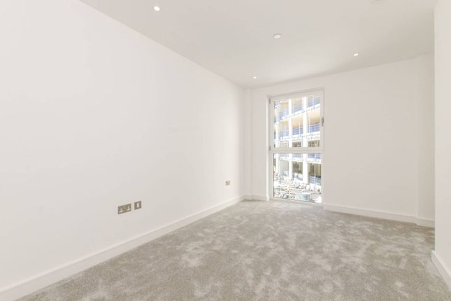 Flat to rent in Wandsworth Road, Vauxhall, London
