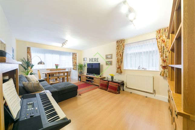 Flat for sale in Grovebury Court, Southgate