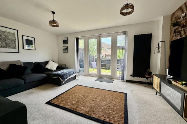 14, Carver Close, Swindon photo 3