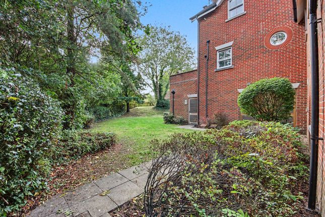 26 Elim Close, Southampton photo 3
