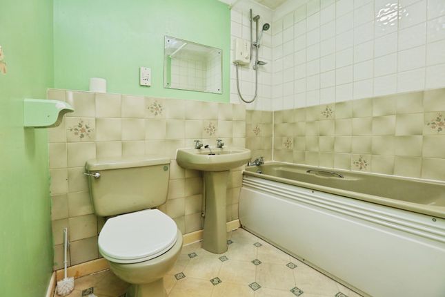 Flat 2 Foyes Court 205-223,, Shirley Road, Hampshire photo 4