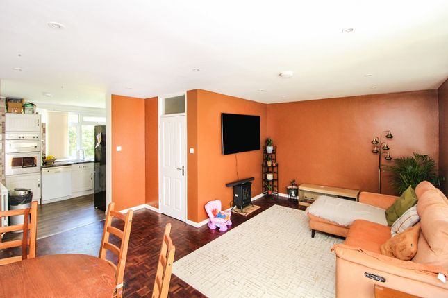 5 Deerswood Court, Ifield Drive, Crawley photo 2