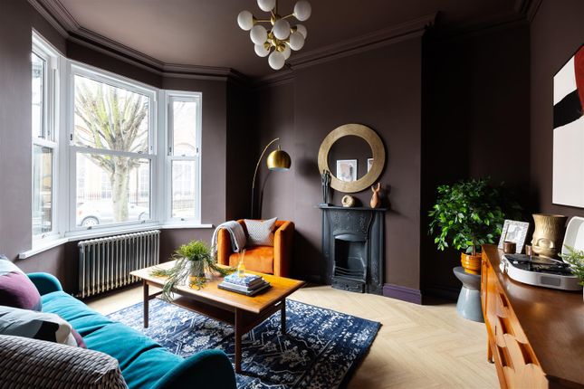 End terrace house for sale in Colne Road, London