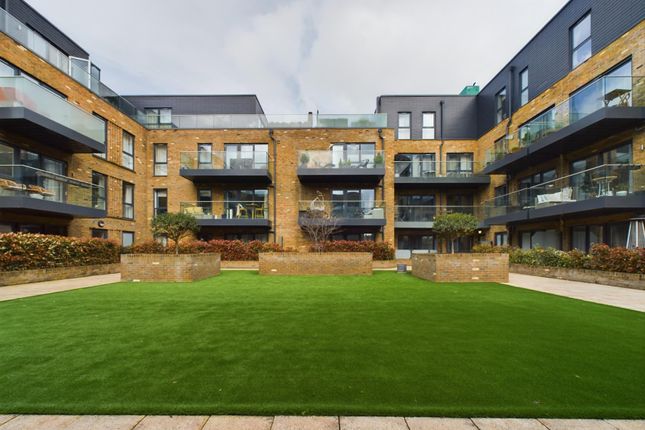 Flat for sale in Lion Court, Isleworth
