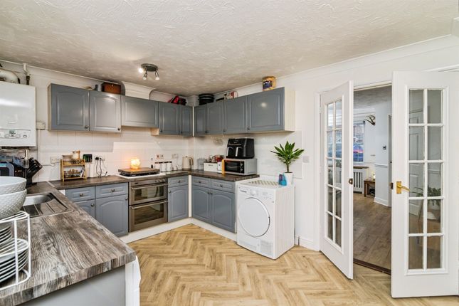 23, Howley Gardens, Lowestoft photo 4