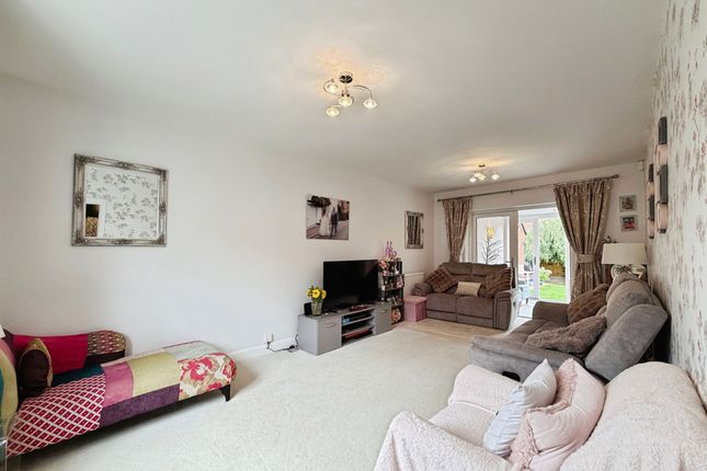 42, Horseshoe Crescent, Warwick photo 4