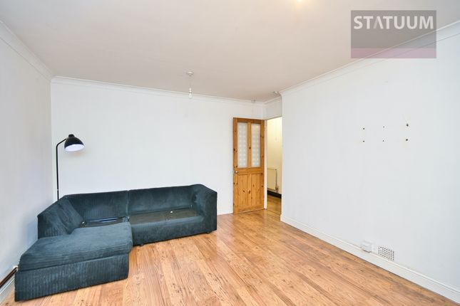 Flat to rent in Thornhill Gardens, Barking, East London, Essex