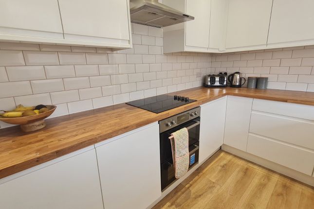 14, Bowling Avenue, West Yorkshire photo 2