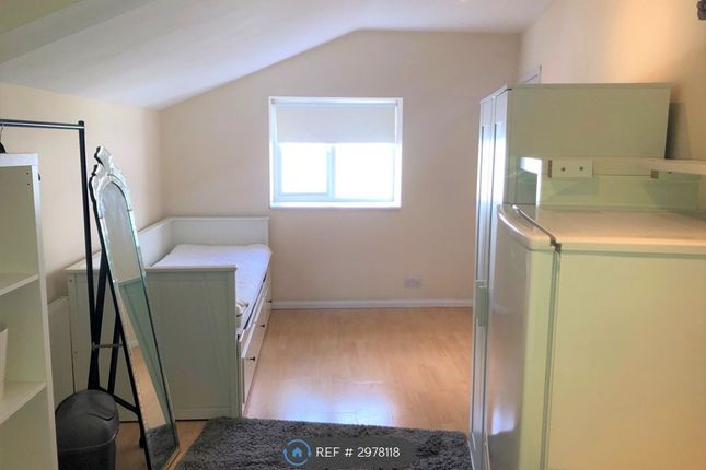 Studio Flat, Deer Park Road, South Wimbledon photo 2