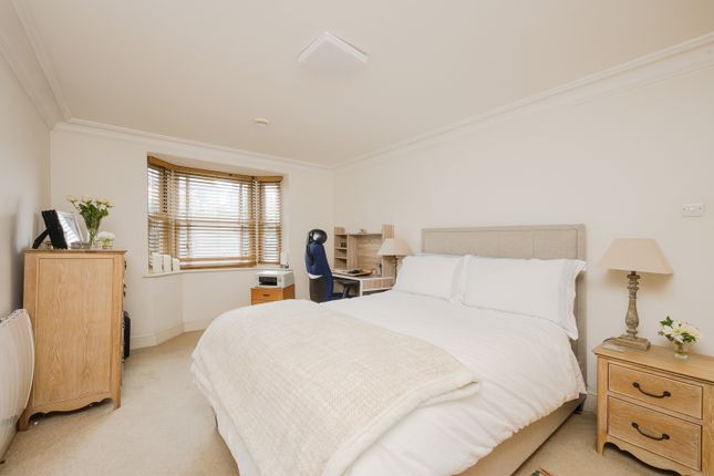 Flat 1, The Oriels, 146, Kingston Road, Wimbledon, London photo 4