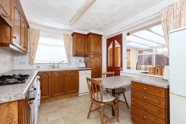 8, Edwin Close, Lancing photo 4