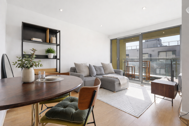 2-bed flat on Flat 401, London, £400,000