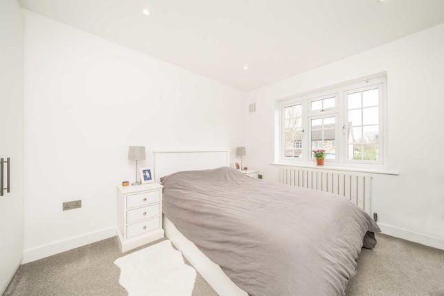Flat for sale in Portsmouth Road, Thames Ditton