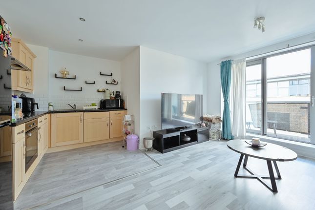 Flat 72, Ashleigh Court, Watford photo 3