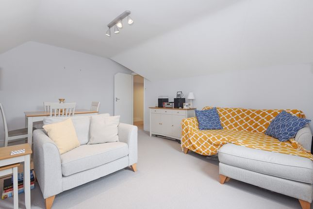 Flat 4, 43, Werter Road, London photo 2