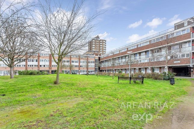 Flat to rent in Buckland Court, London