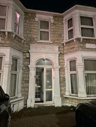 Studio flat on Ground Floor, Ilford, £2,100/mo