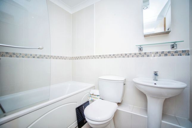 Flat for sale in Valetta Way, Rochester, Kent