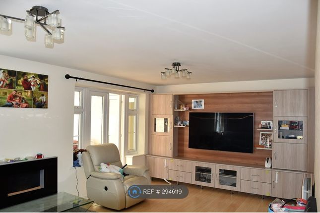 Lucas Close, Maidenbower, Crawley photo 2