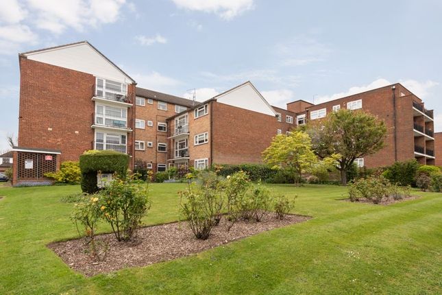 Flat for sale in Windsor Court, London