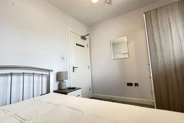 Room to rent in Room 6, Moseley Wood Green, Leeds