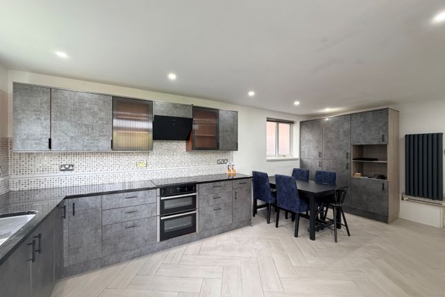 3-bed house on 8, Altrincham, £2,600/mo