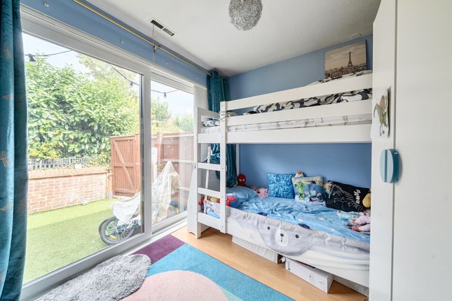 9, Cobb Close, Slough photo 4