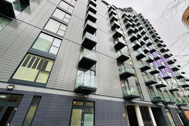 Thumbnail Flat to rent in Park Vist Tower, 5 Cobblestone Square, London
