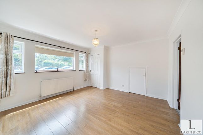 32, Church Close, Uxbridge photo 2