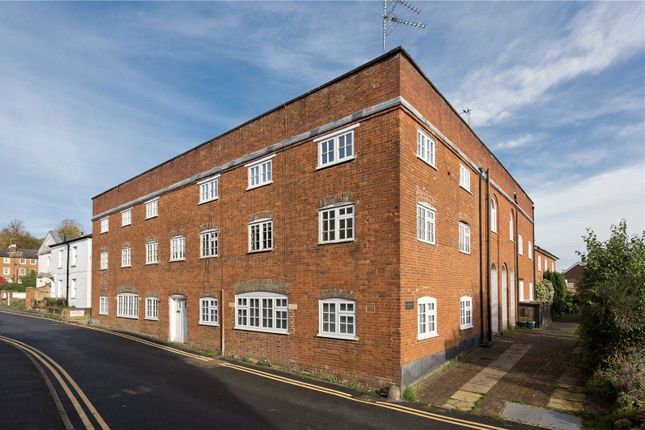 Flat 9, Castle House, 20, Bear Lane, Surrey photo 3