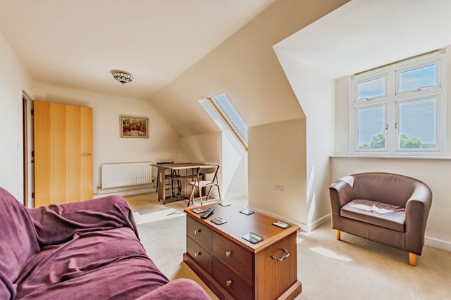 Flat 9, Elbourne House, Lumley Road, Horley photo 3
