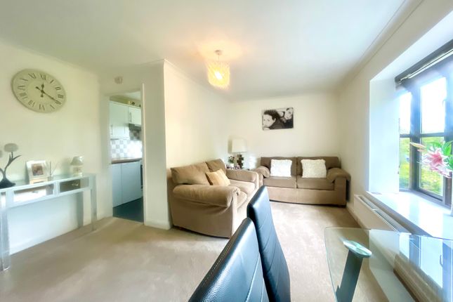 Flat for sale in Maple Leaf Close, Westerham