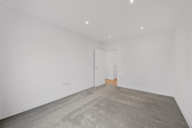 Flat 3, Cherry Orchard West, Kembrey Park, Upper Stratton, Swindon photo 4