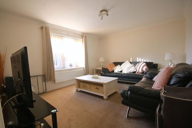 Flat 6, Bramley Court, New Road, Feltham photo 3