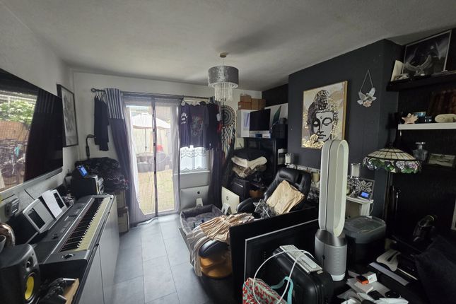 31, Waye Avenue, Hounslow photo 2