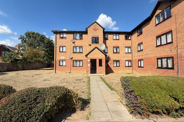 222 Streamside Close, London photo 3