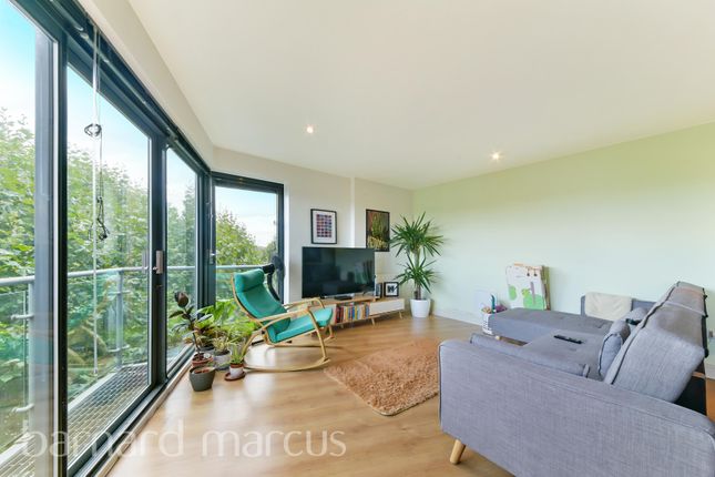 Flat to rent in Upper Richmond Road, London