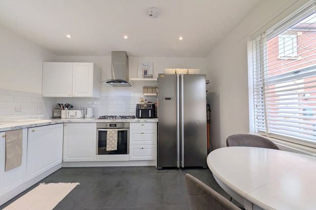 11, Routh Court, Feltham photo 3