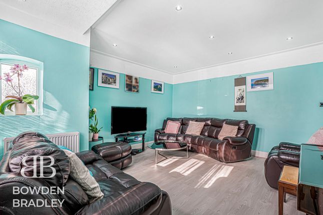 115 Highwood Gardens, Clayhall photo 3