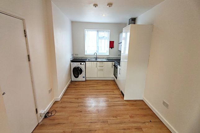 755b, Eastern Avenue, Ilford photo 2