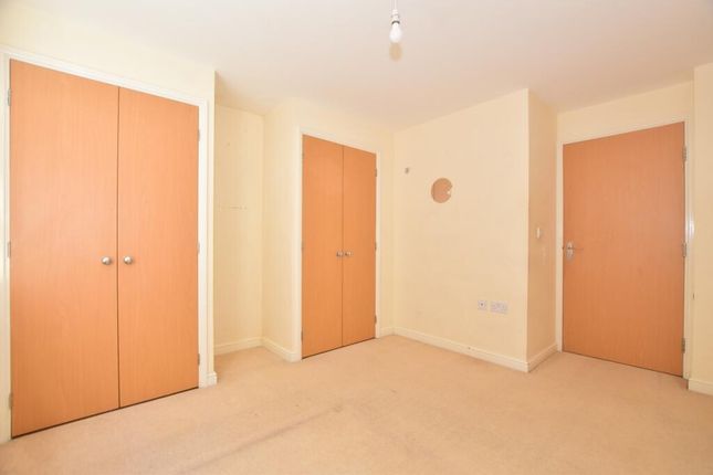 24, Lucas Close, Crawley photo 5