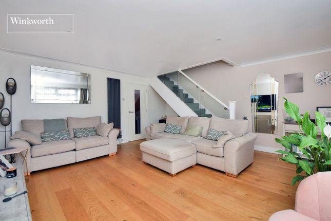 490, Gander Green Lane, Sutton photo 3