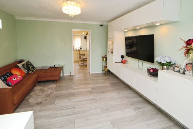 26, The Croft, Glossop photo 2