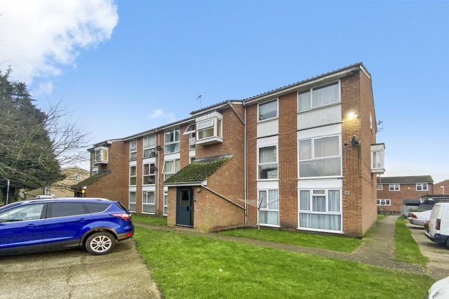 2-bed flat on 97, Trotwood, Essex, £250,000