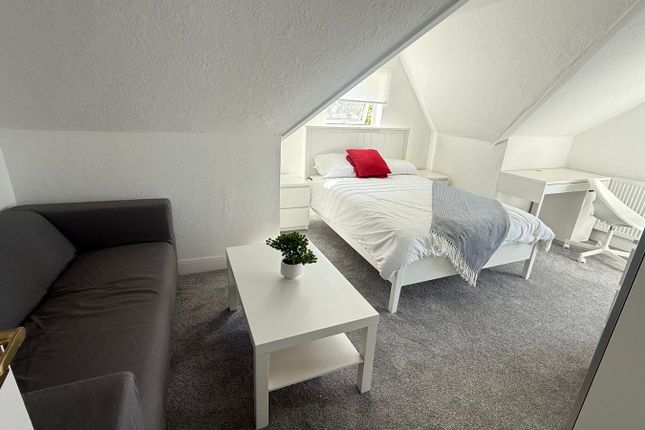 Flat 5, 108 Basingstoke Road, Reading photo 4